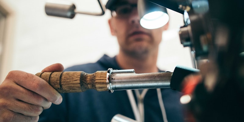 年轻人在城市街道上跑步的运动场景